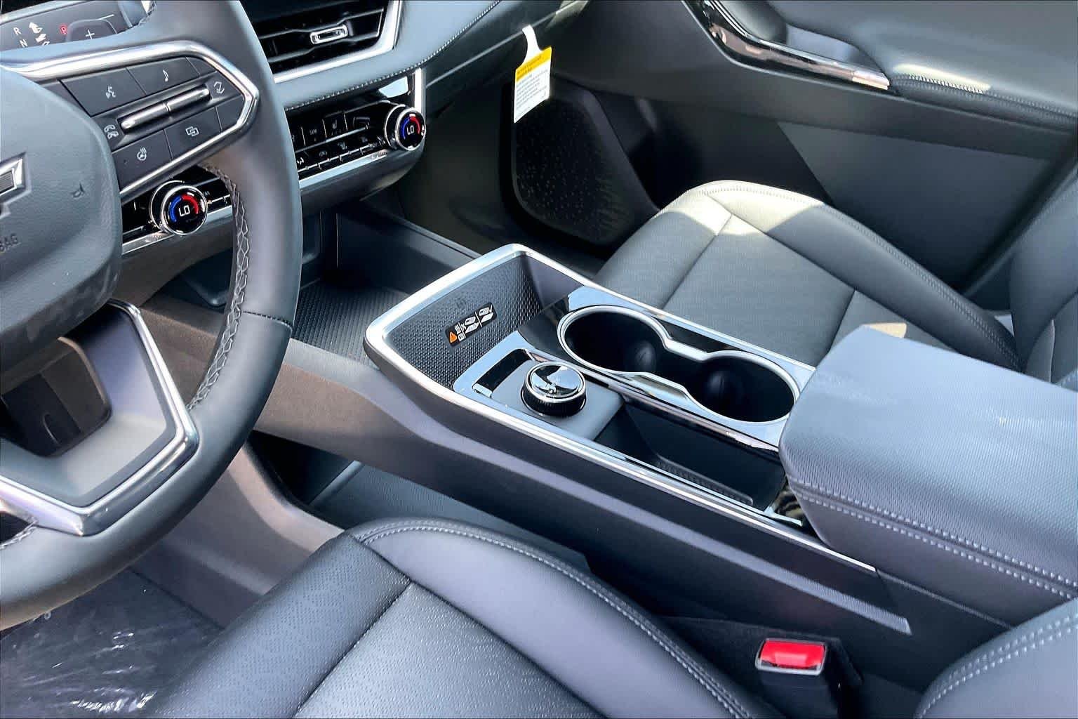 2027 Chevrolet Equinox LT - Photo 8