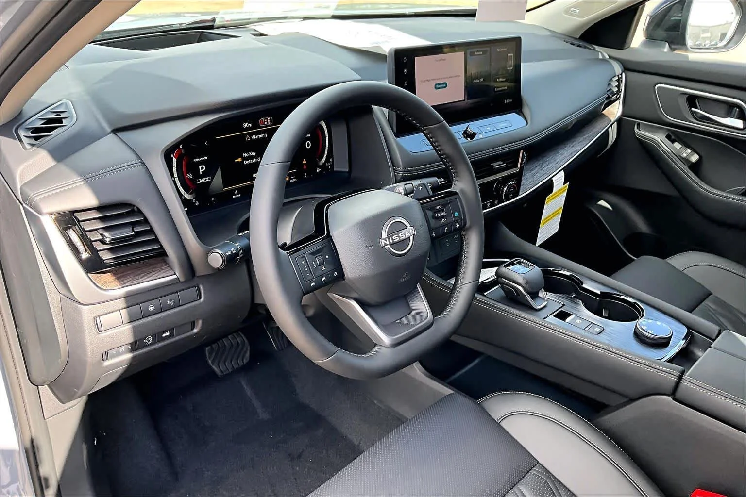 New 2026 Boulder Gray Pearl / Super Black Two-tone Nissan Platinum image 10