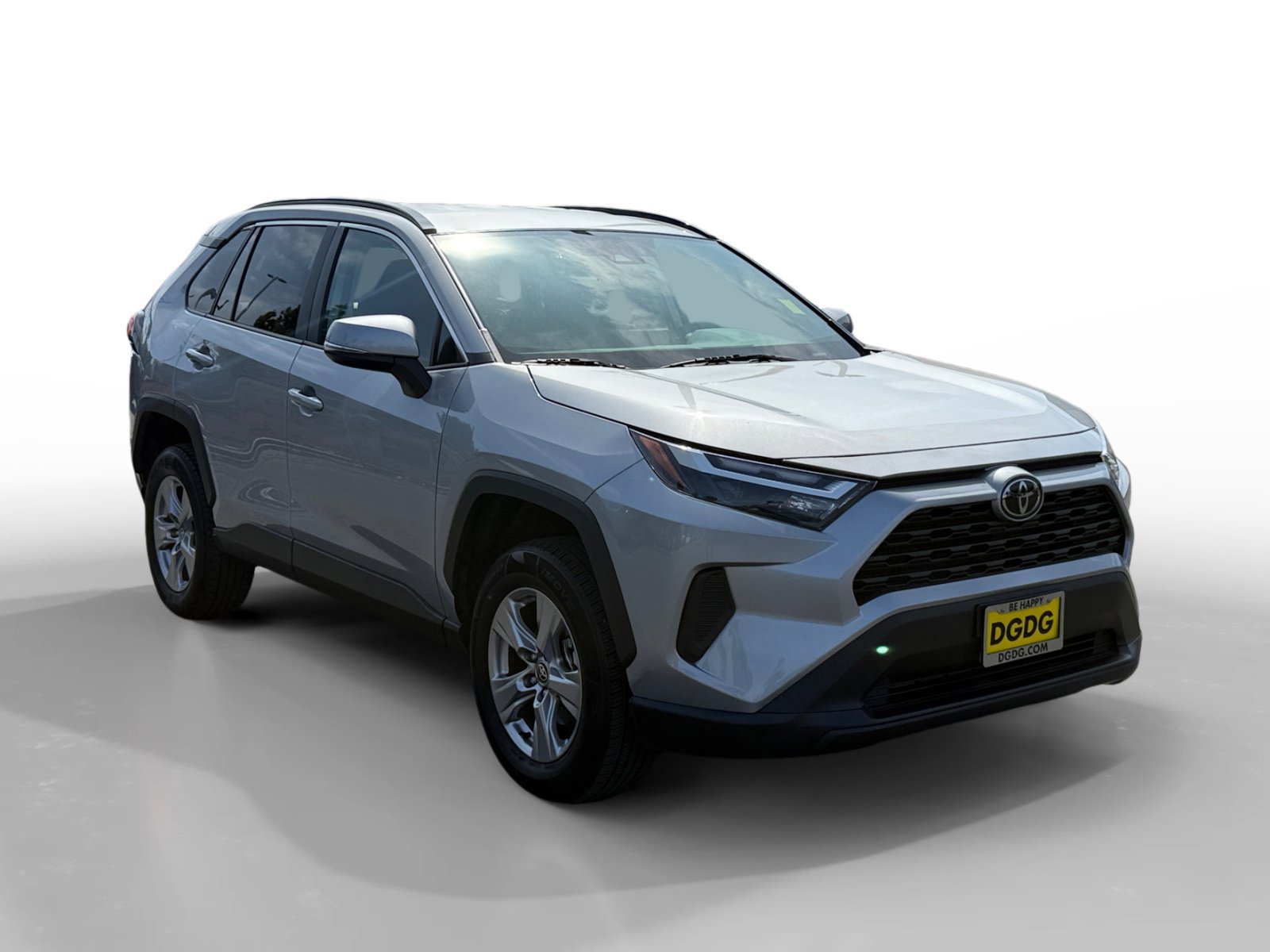 Used 2025 Silver Sky Metallic Toyota XLE image 7
