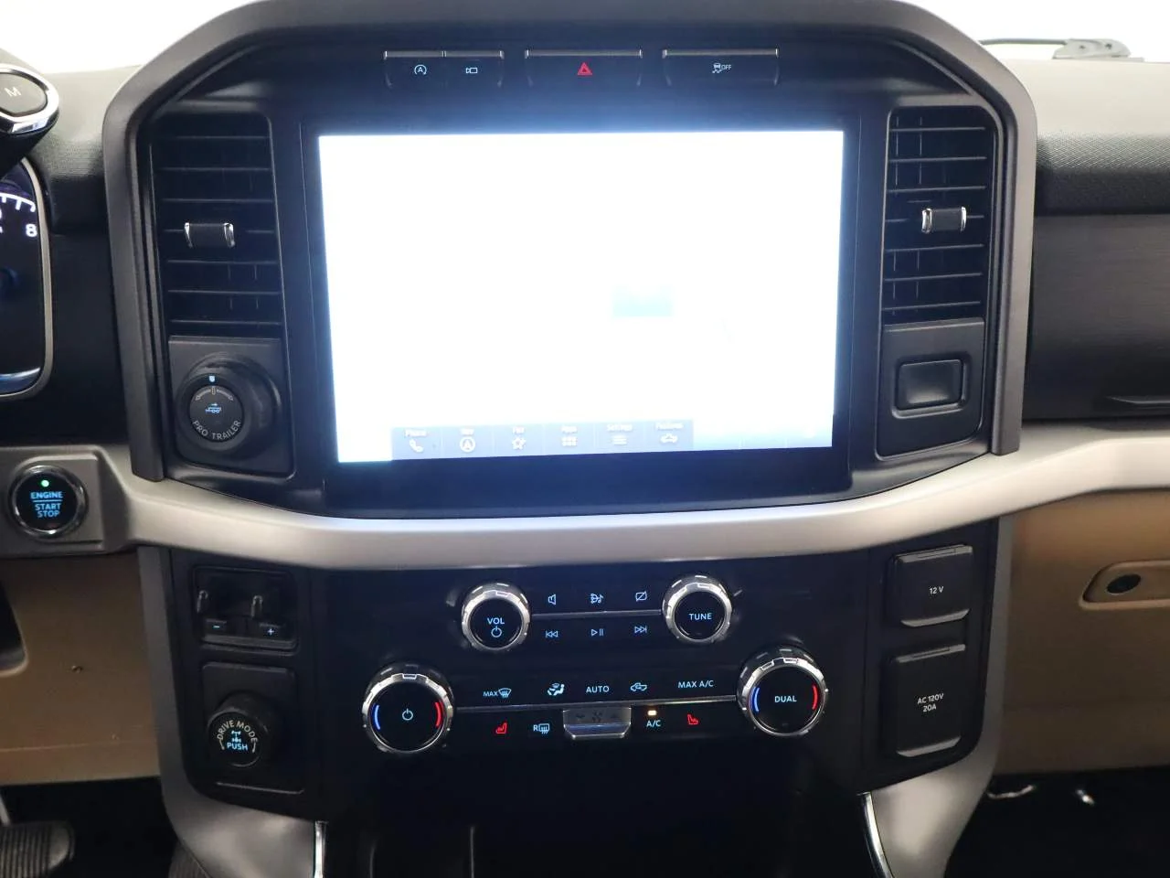 Used 2022 Oxford White Ford XLT Crew Cab image 10