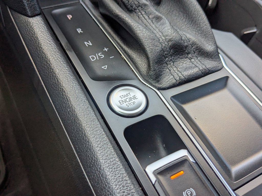 Used 2020  Volkswagen 3.6L V6 SE w/Technology image 19