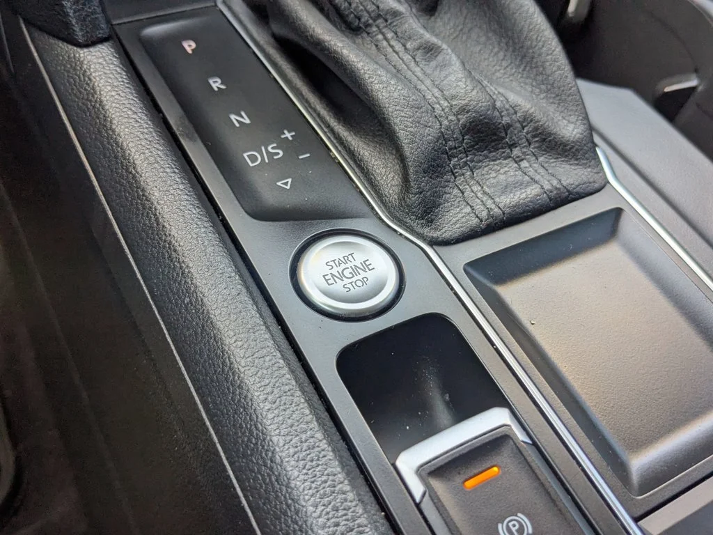 Used 2020  Volkswagen 3.6L V6 SE w/Technology image 19