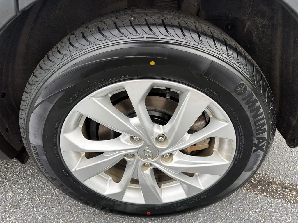 Used 2019 Silver Hyundai SE image 19