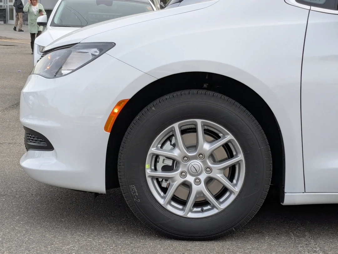 New 2026 White Chrysler SXT - - FWD - Power Liftgate - Power Sliding Doors - Leather & More! image 9