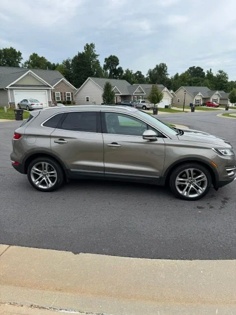Used 2017 Silver Lincoln Reserve image 3