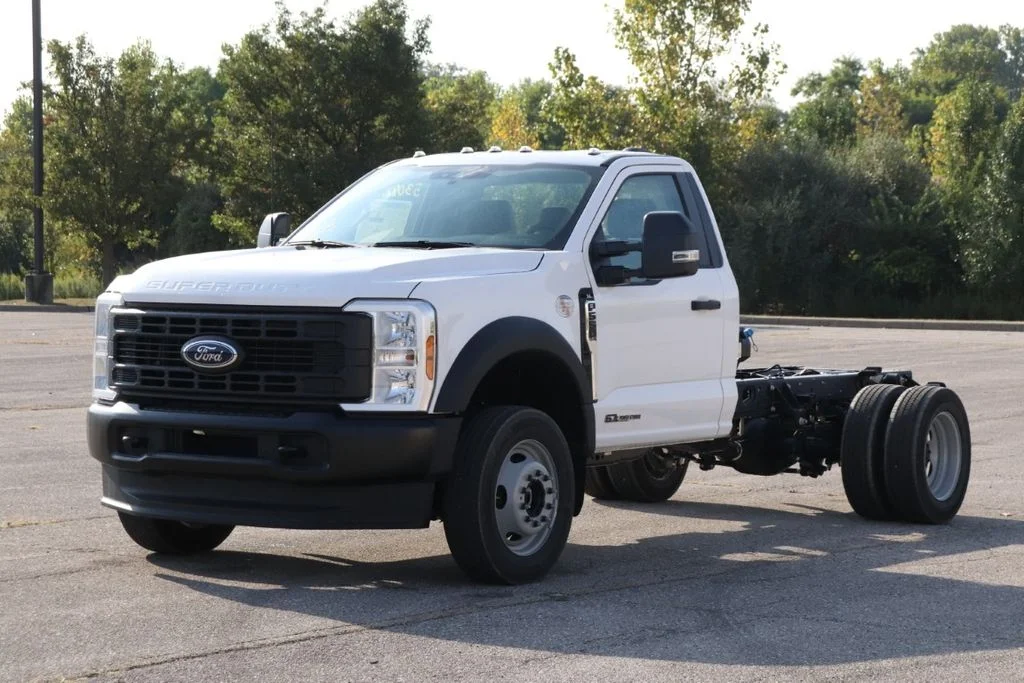 New 2025 Oxford White Ford F-550® XL image 3
