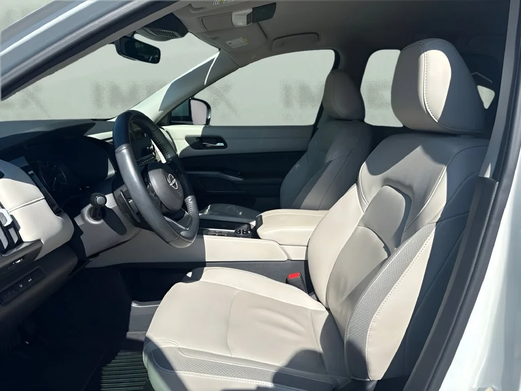 Used 2023 White Nissan SL image 10