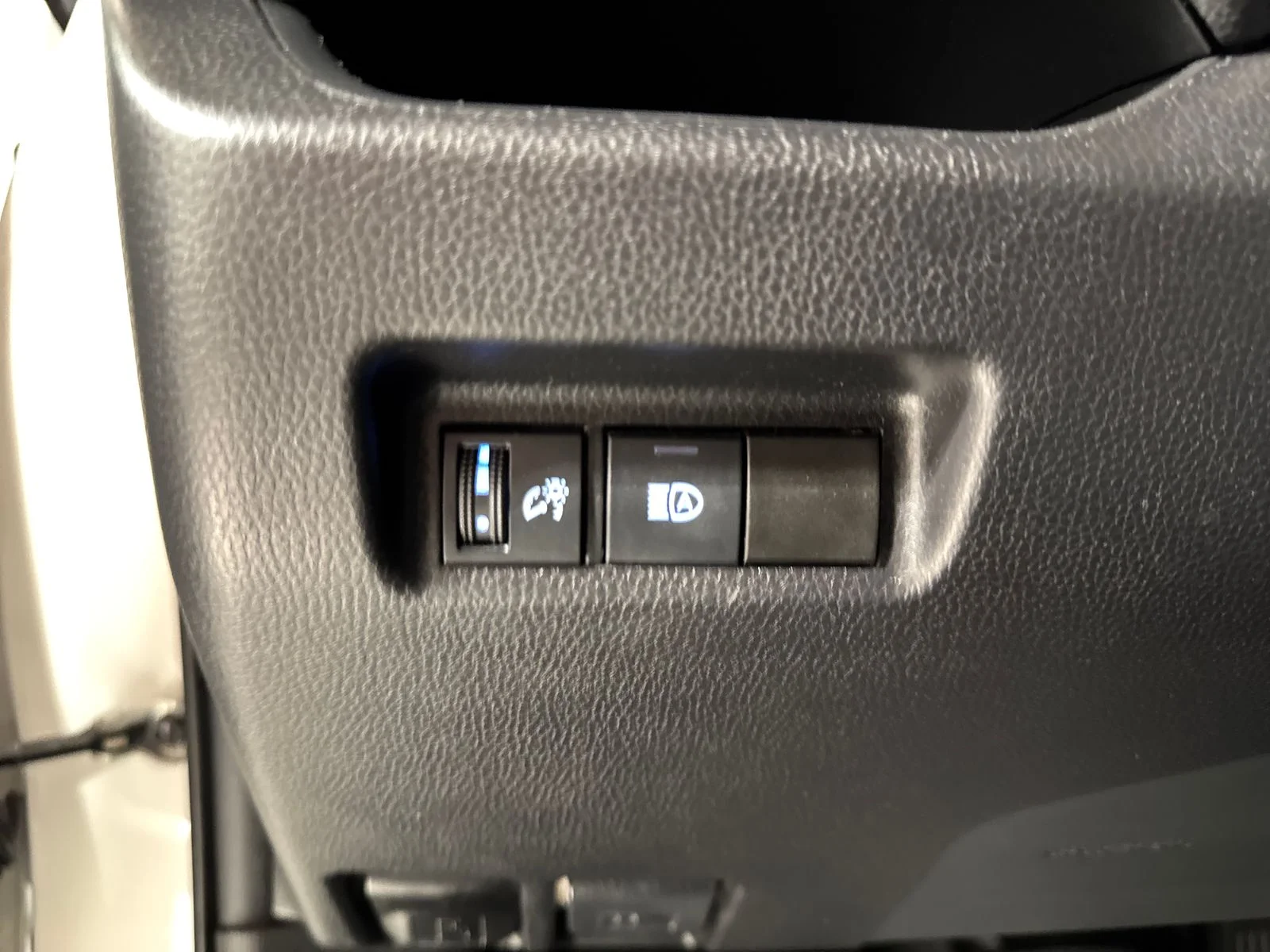 Used 2021 White Toyota XLE image 17