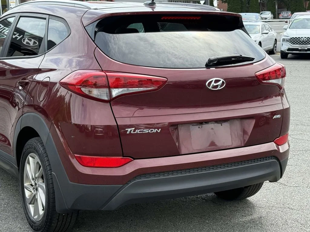 Used 2016 Red Hyundai SE image 9