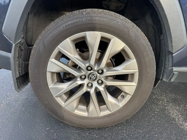 Used 2024  Toyota XLE Premium image 10