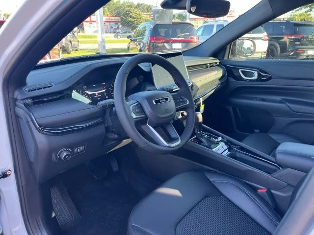 New 2026 Bright White Clearcoat Jeep Latitude image 6