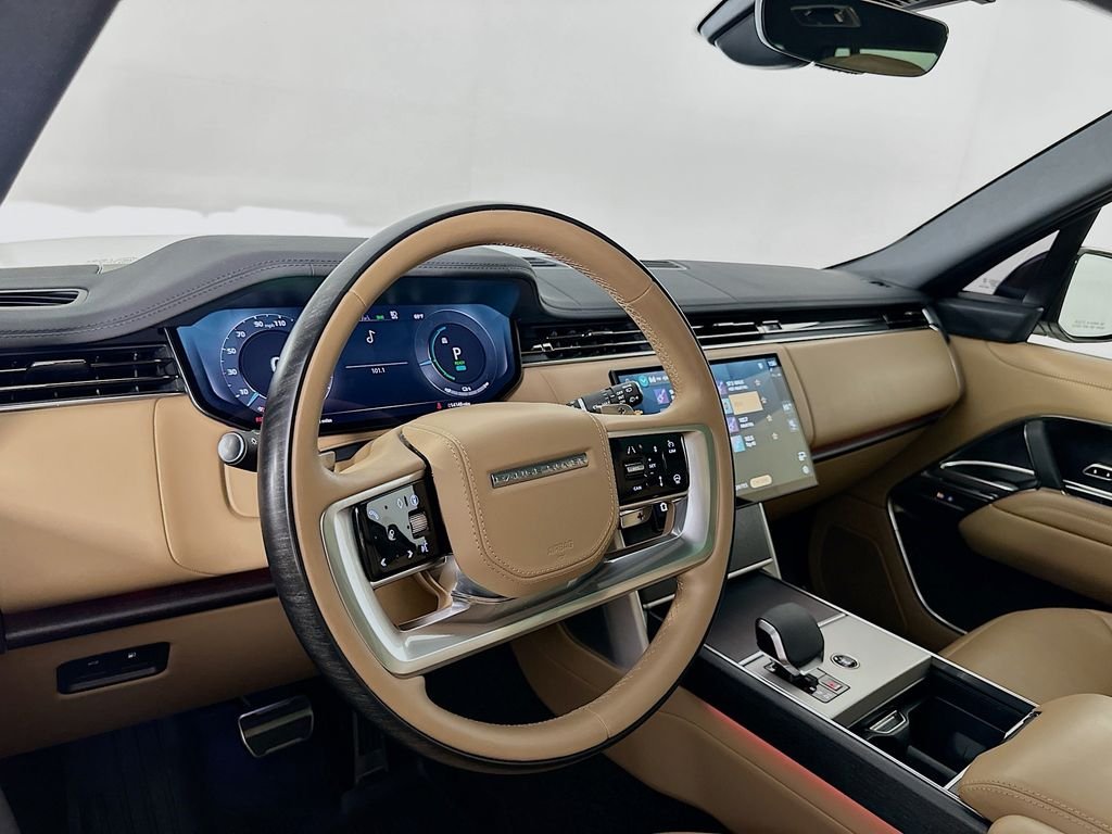 Used 2025 White Land Rover SE image 9