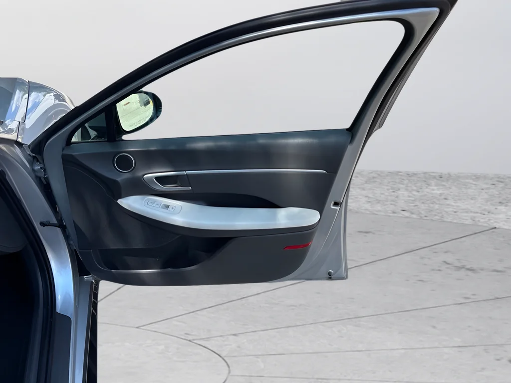 Used 2025 Silver Hyundai SEL image 41