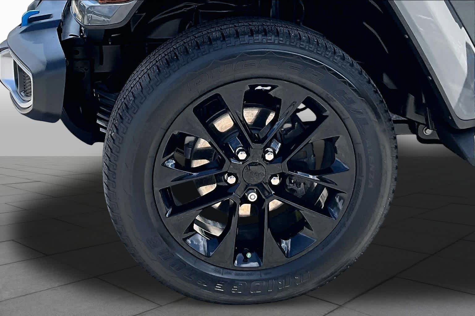 Used 2023 Sting-Gray Clearcoat Jeep Sahara image 10