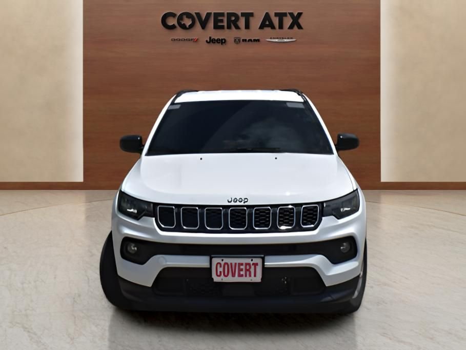 Used 2025 White Jeep Latitude image 8