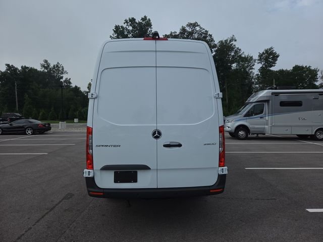 New 2026 Arctic+White Mercedes-Benz Cargo 170 WB image 5