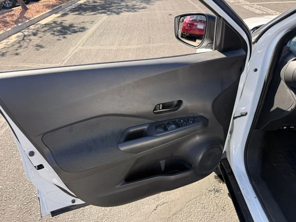 Used 2018 White Nissan S image 25