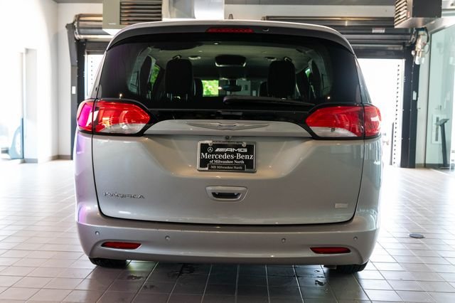Used 2017 Silver Chrysler Touring image 7