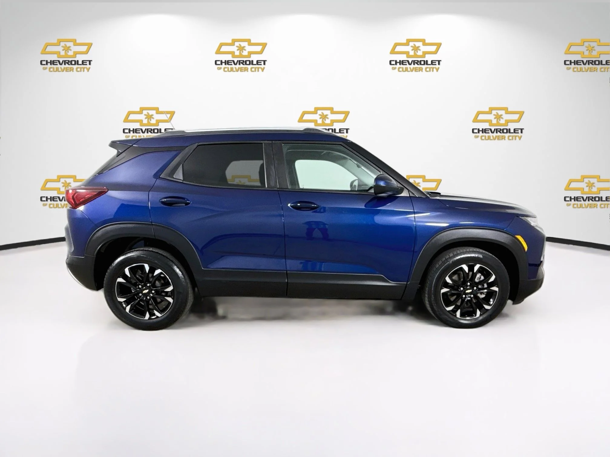 Used 2023 BLUE GLOW METALLIC Chevrolet LT image 9