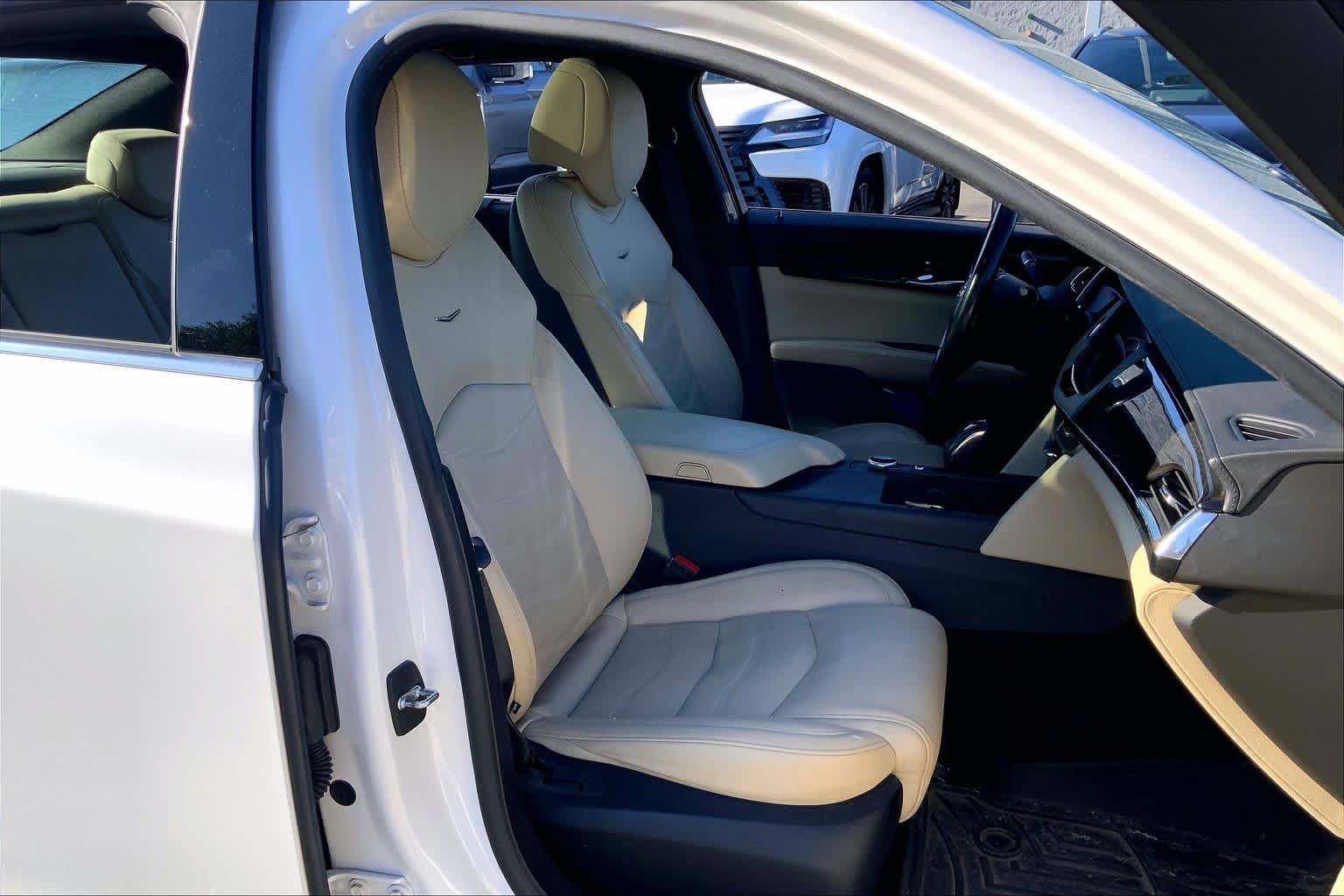 Used 2019 Crystal White Tricoat Cadillac Premium Luxury AWD image 9