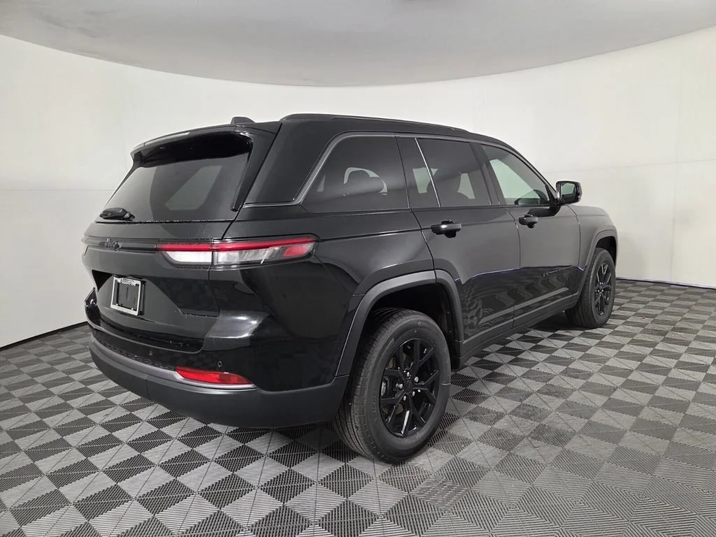 New 2026 Diamond Black Crystal Pearl-Coat Exterior Paint Jeep Laredo Altitude image 4
