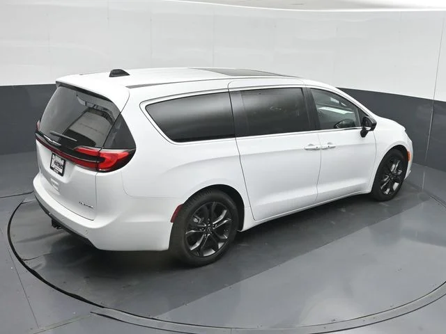 New 2026 Bright White Clear-Coat Exterior Paint Chrysler Limited image 37