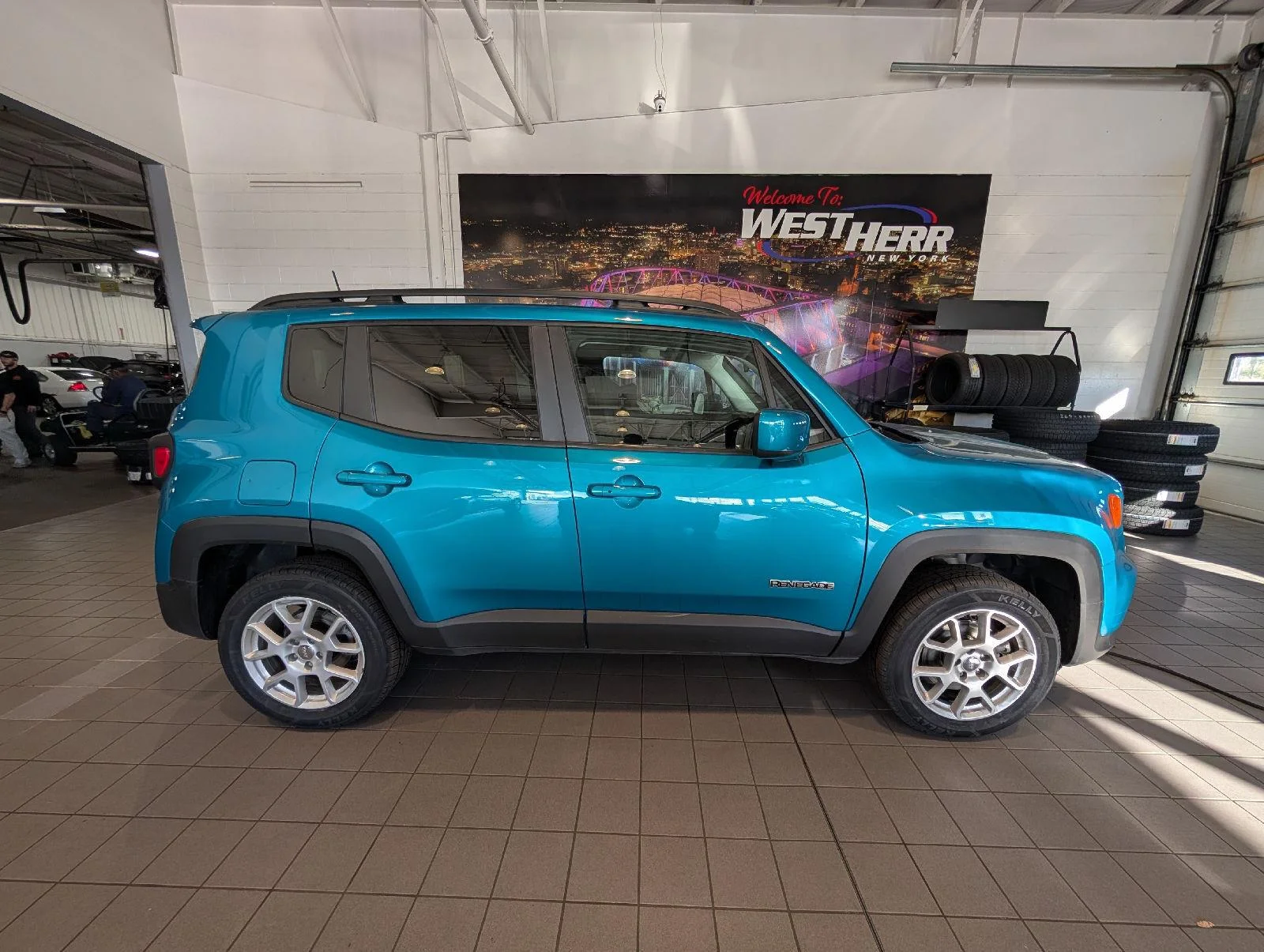 Used 2021 Bikini Metallic Clearcoat Jeep Latitude image 12