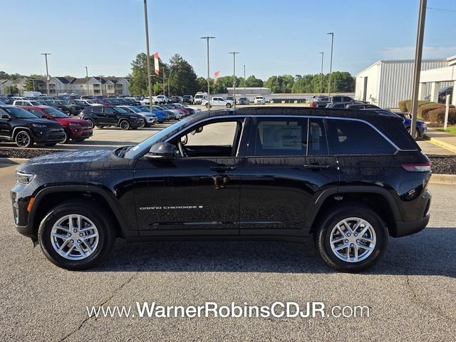 New 2026 Diamond Black Crystal Pearl-Coat Exterior Paint Jeep Laredo image 4