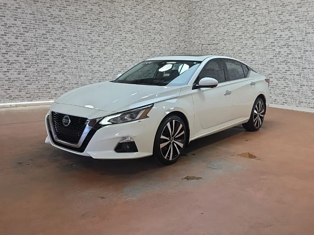 Used 2021 White Nissan 2.5 Platinum image 3