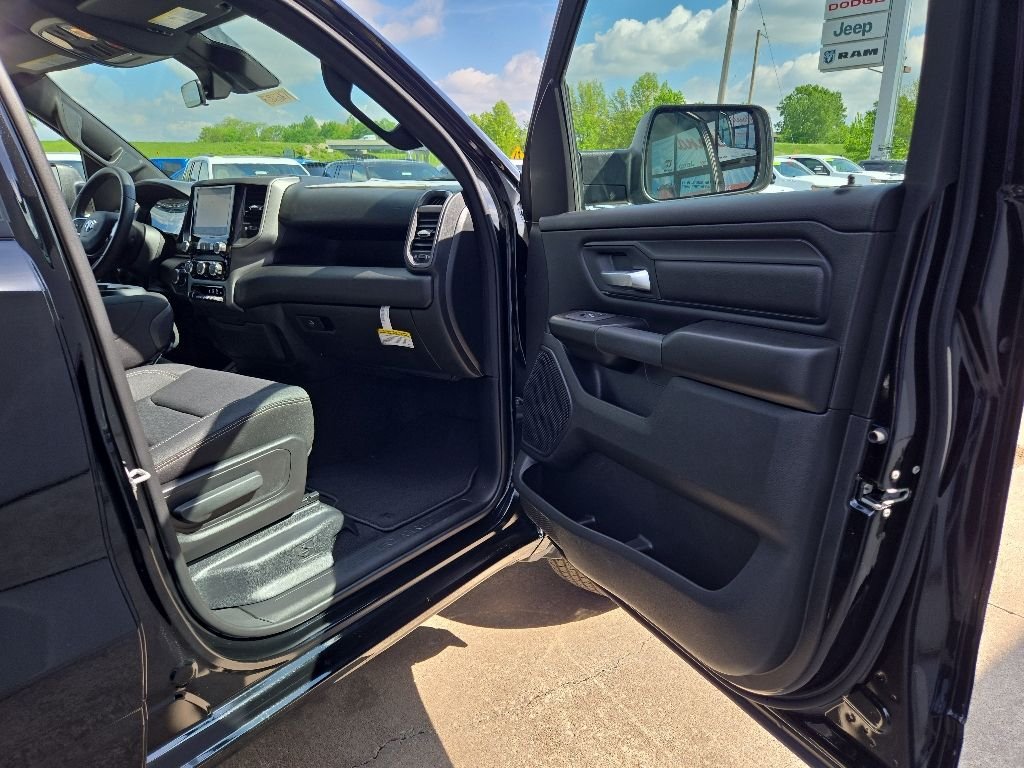 New 2026 Diamond Black Crystal Pearl-Coat Exterior Paint RAM Tradesman image 75