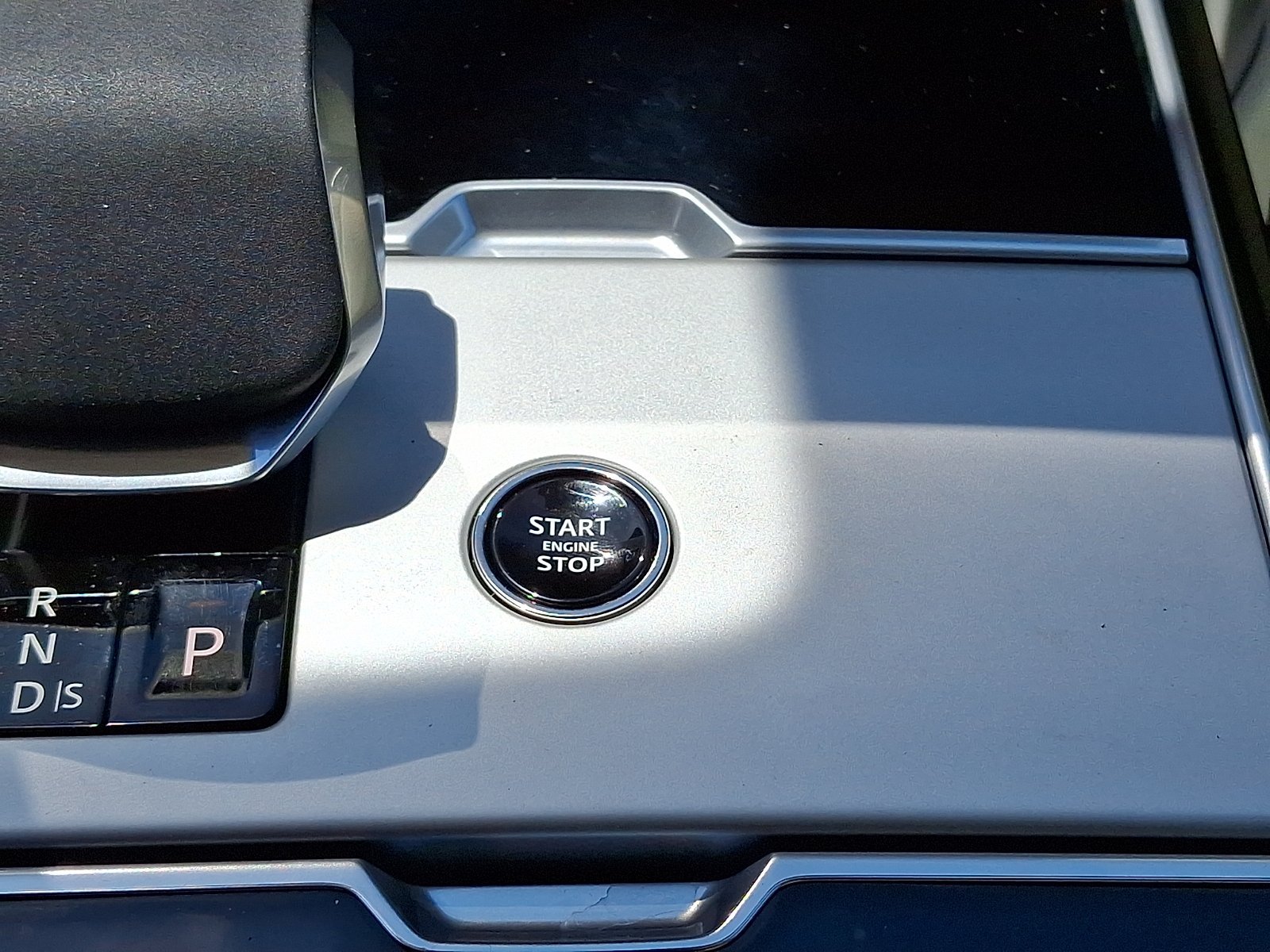 New 2026 Ostuni Pearl White Land Rover P530 SE 7 Seat image 19