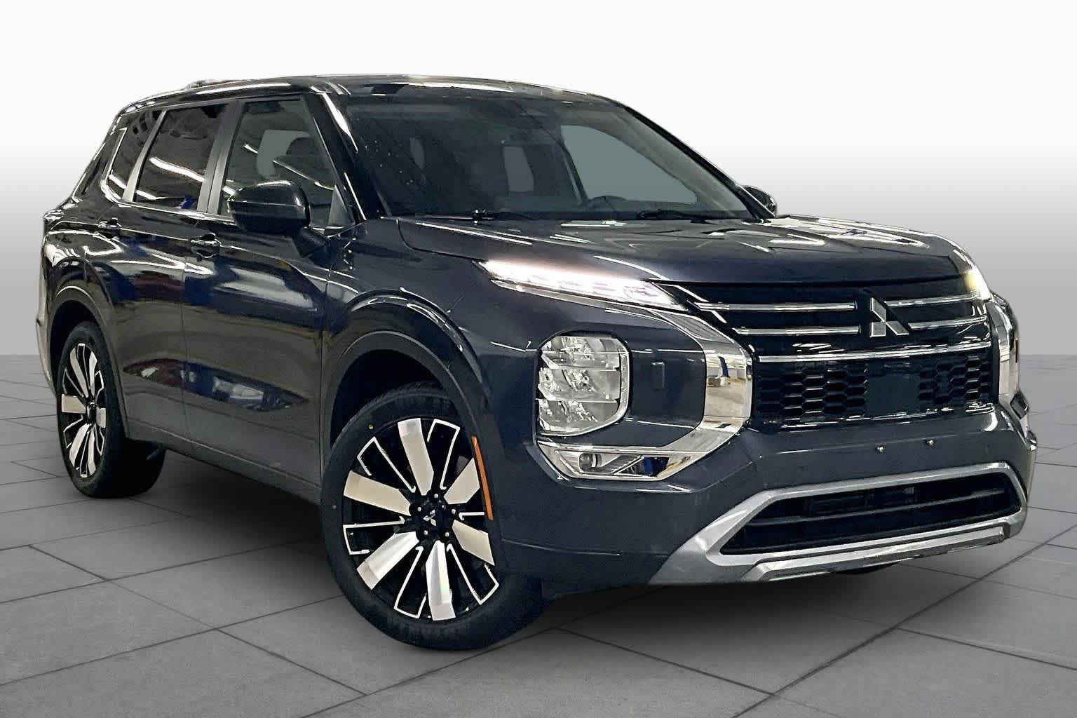 Used 2025 Graphite Gray Mitsubishi SE image 3