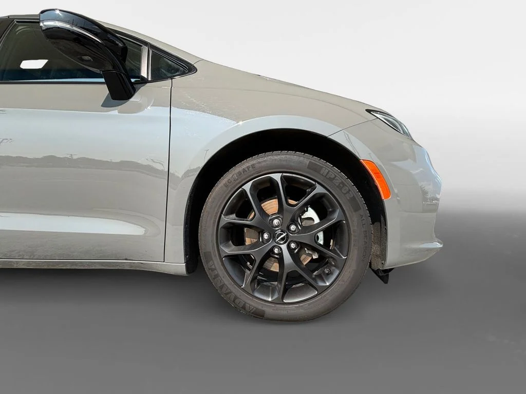 Used 2025 White Chrysler Limited image 16