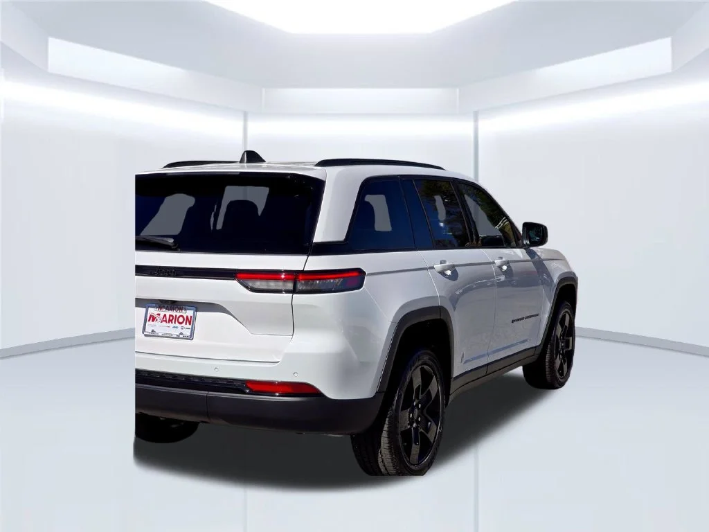 New 2027 White/off-white Jeep Laredo X image 40