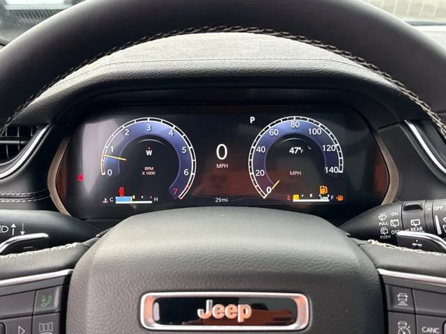 New 2025 Diamond Black Crystal Pearl-Coat Exterior Paint Jeep Limited image 18