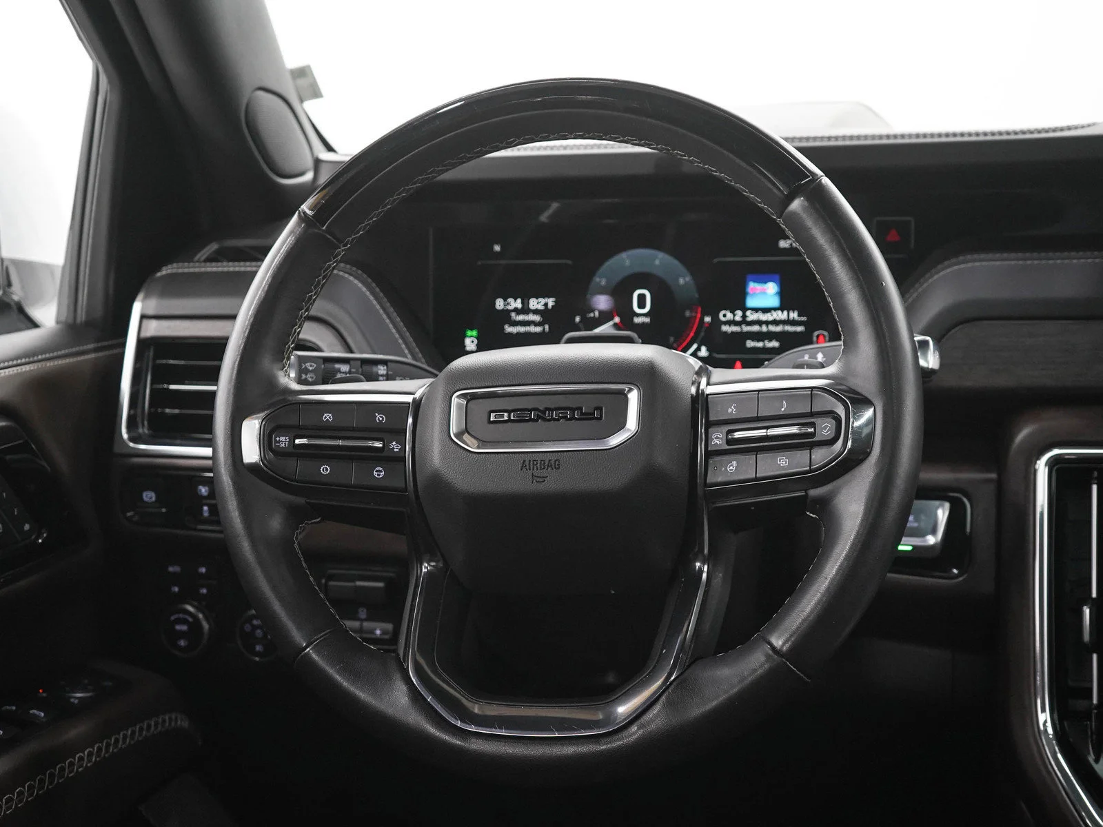 Used 2025 White Frost Tricoat GMC Denali Ultimate image 20