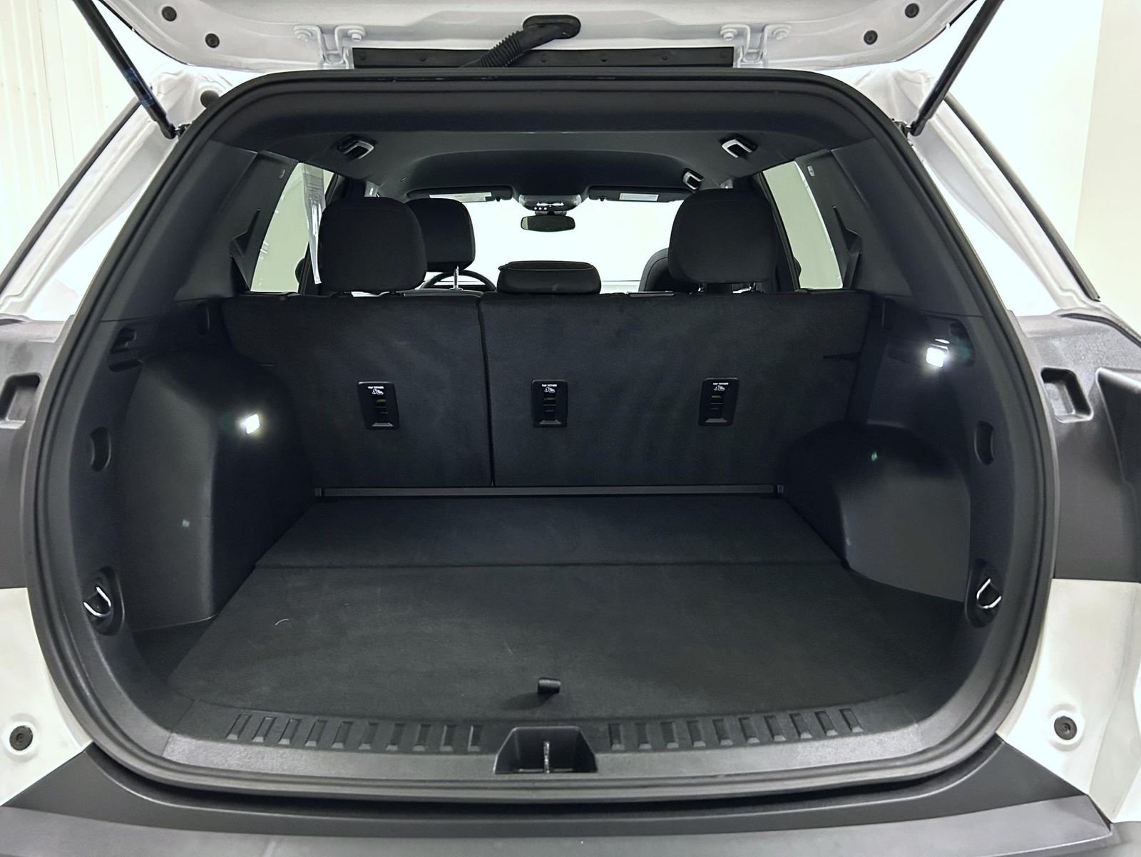 Used 2026 White GMC Elevation image 21