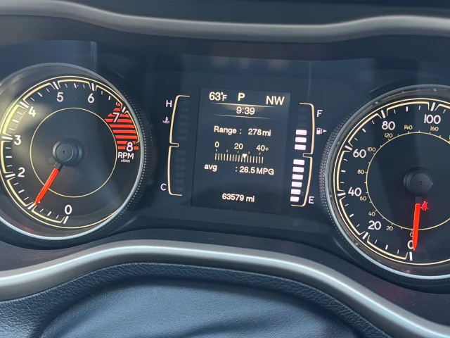 Used 2017 White Jeep Latitude image 12