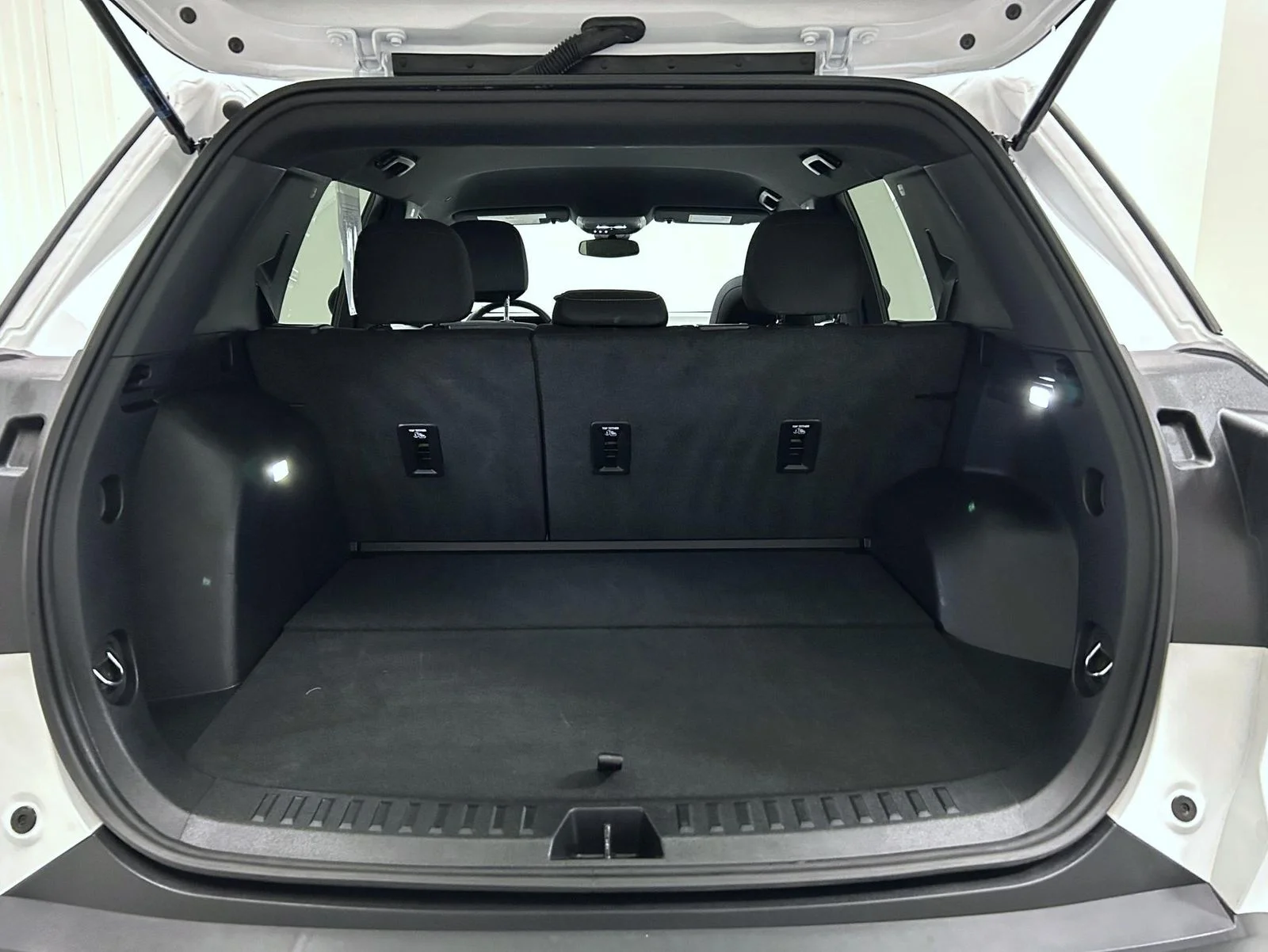 Used 2026 White GMC Elevation image 21