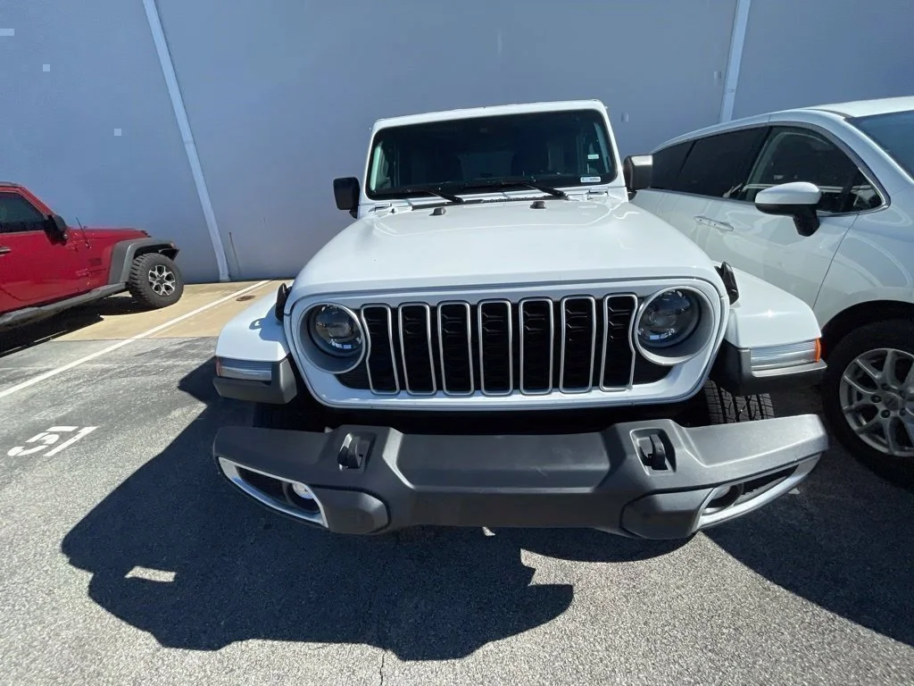 Used 2025 White Jeep Sahara image 20