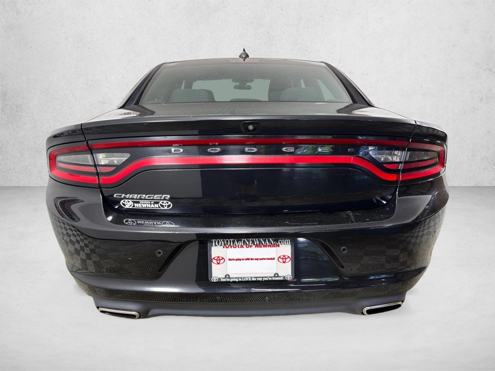 Used 2023 Pitch Black Clearcoat Dodge SXT image 4