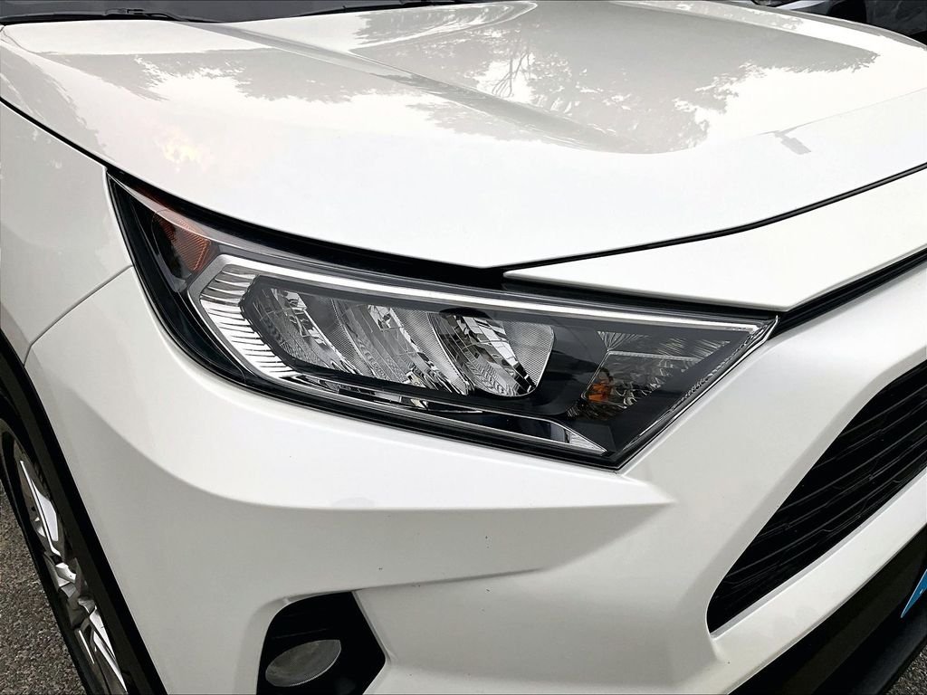 Used 2021 White Toyota XLE Premium image 33