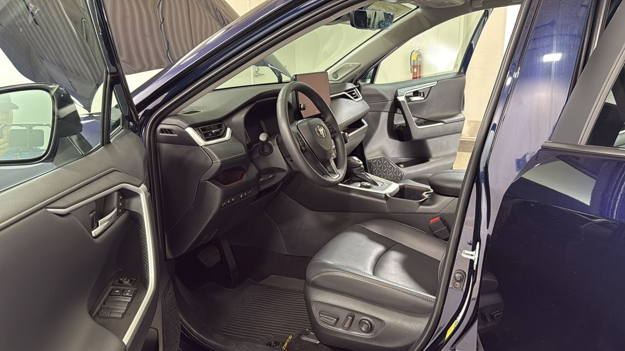 Certified Used 2025  Toyota Limited image 12