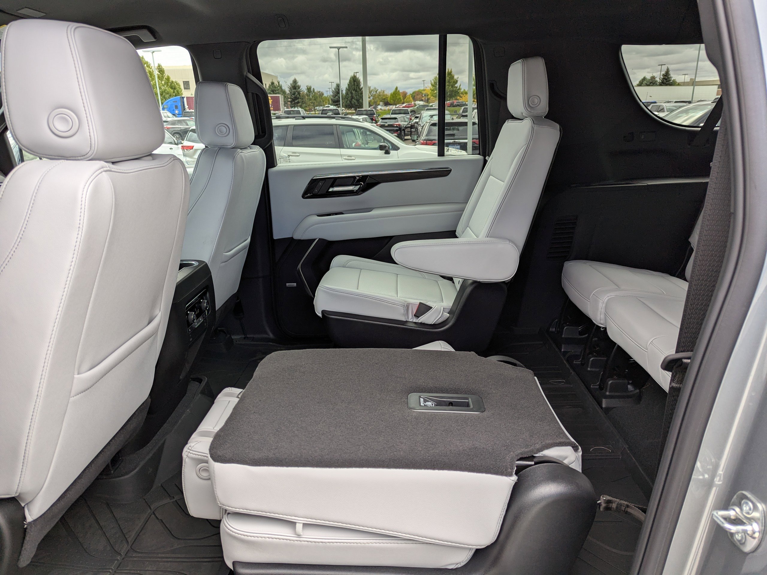 2025 Chevrolet Suburban Premier - Photo 32