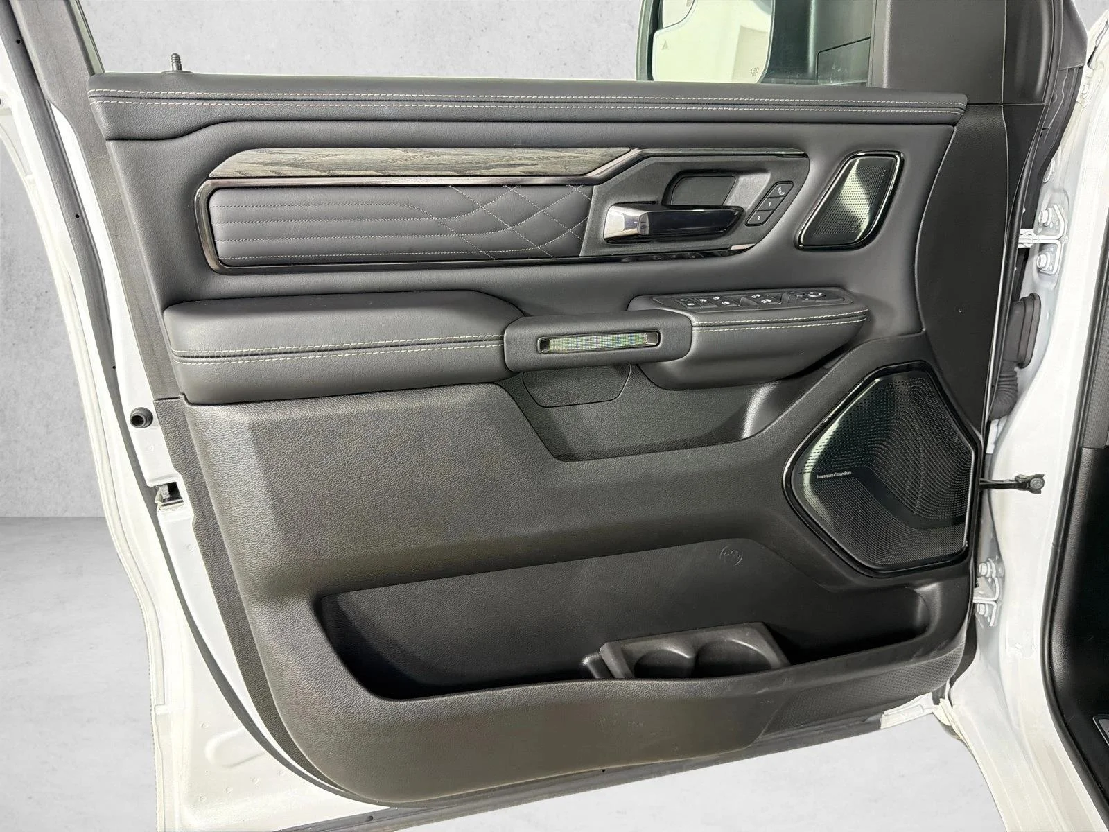 Used 2025 White Ram Limited image 12