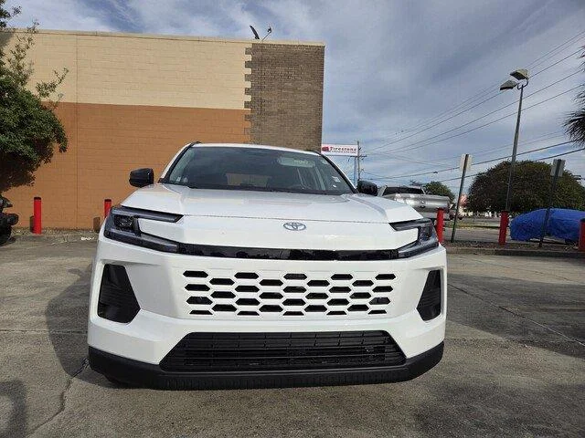 Used 2026 Ice Cap Toyota XLE Premium image 8