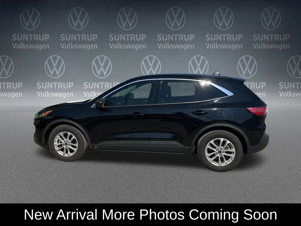 Used 2022 Black Ford SE image 3