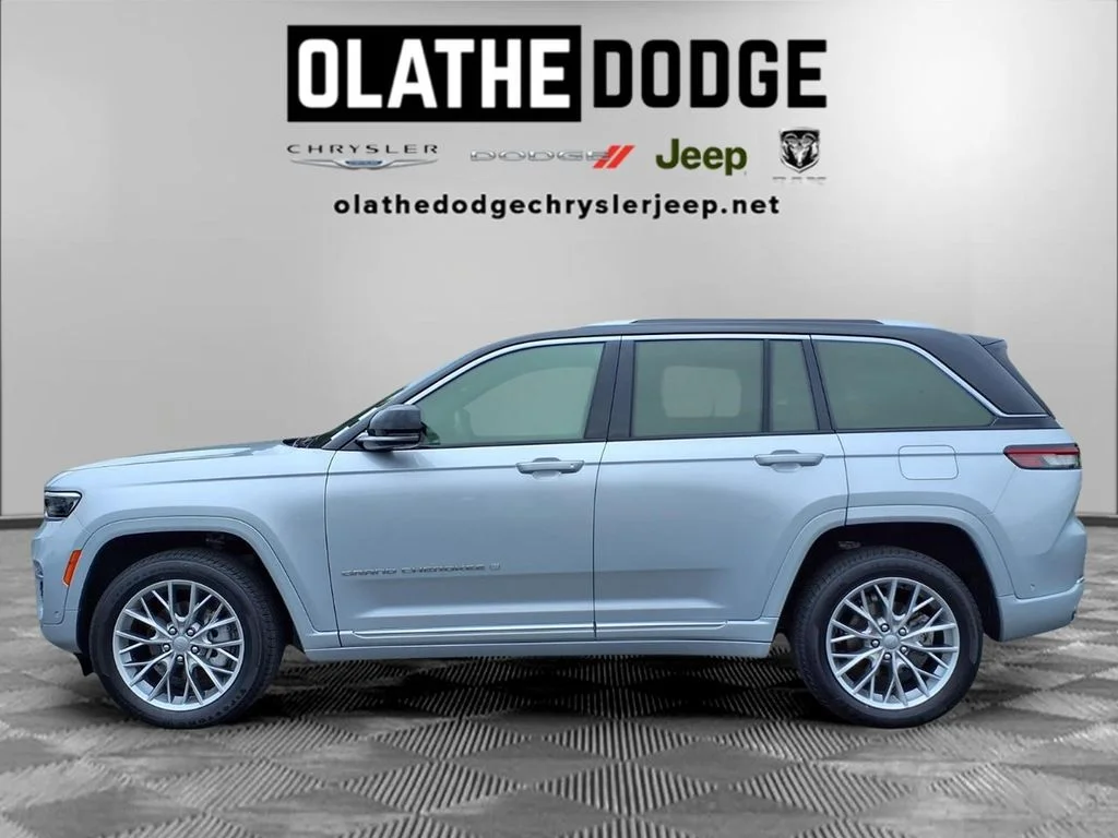 Used 2024 Silver Jeep Summit image 19
