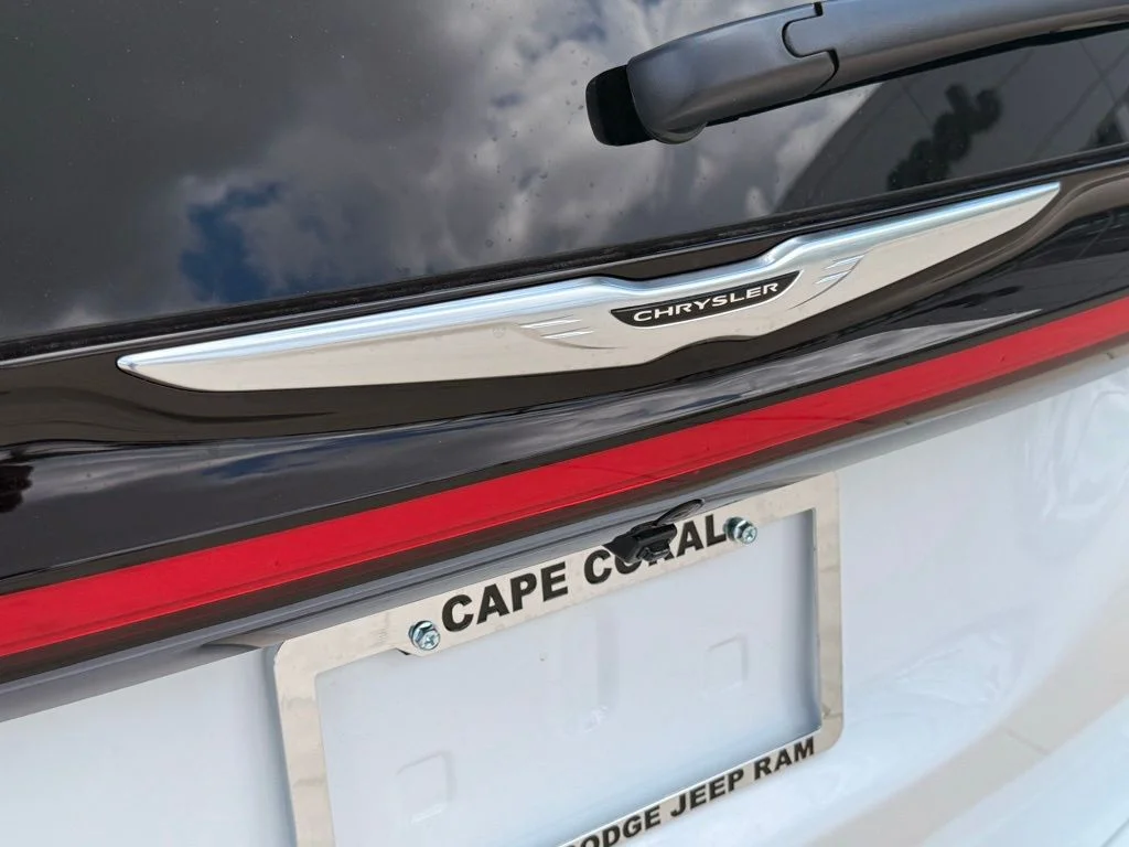 New 2026 Bright White Clear-Coat Exterior Paint Chrysler Select image 35