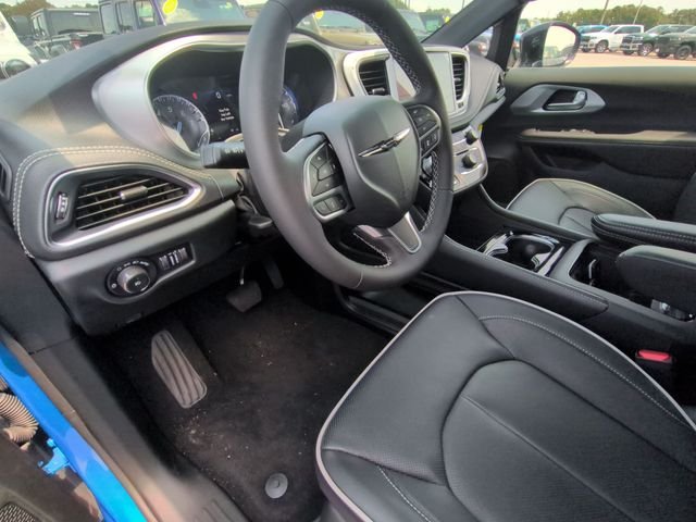 New 2026 Hydro Blue Pearl-Coat Exterior Paint Chrysler Limited image 9